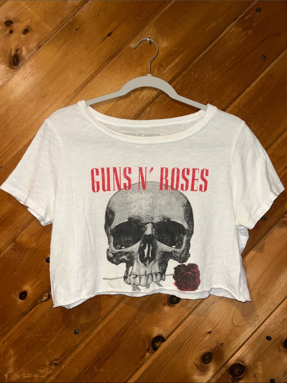Guns N' Roses cropped t-shirt w bold skull and red rose graphic